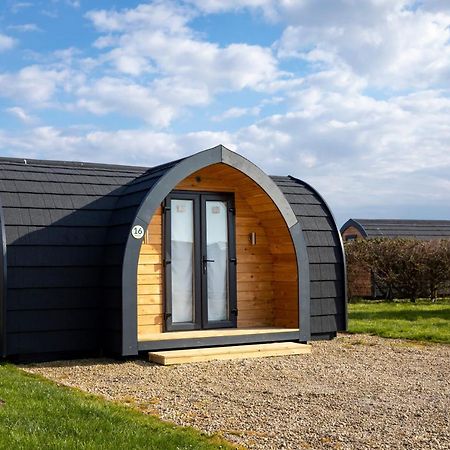 Camping Pods, Dovercourt Holiday Park Hotel Харуич Екстериор снимка