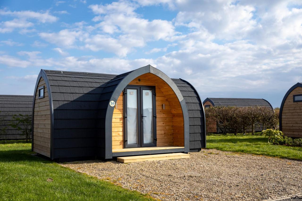 Camping Pods, Dovercourt Holiday Park Hotel Харуич Екстериор снимка