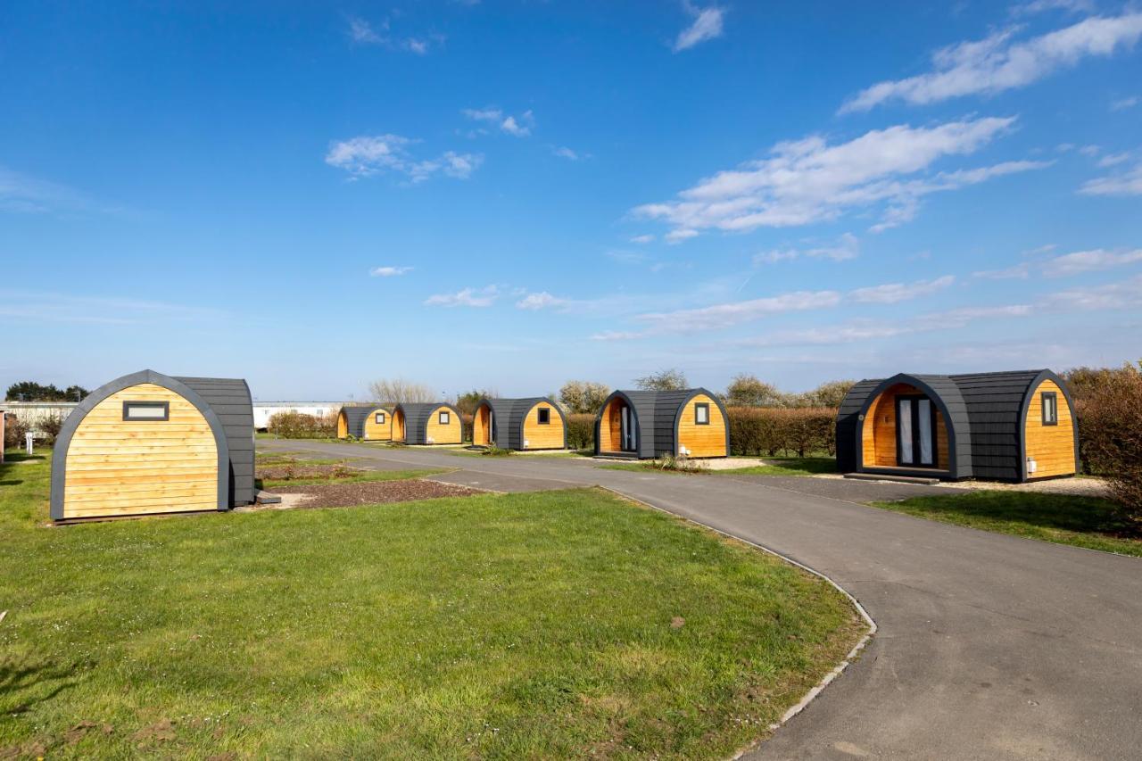 Camping Pods, Dovercourt Holiday Park Hotel Харуич Екстериор снимка