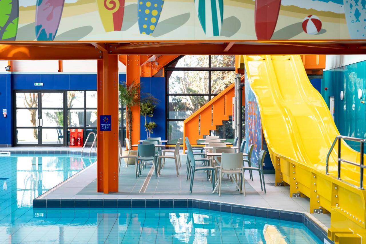 Camping Pods, Dovercourt Holiday Park Hotel Харуич Екстериор снимка