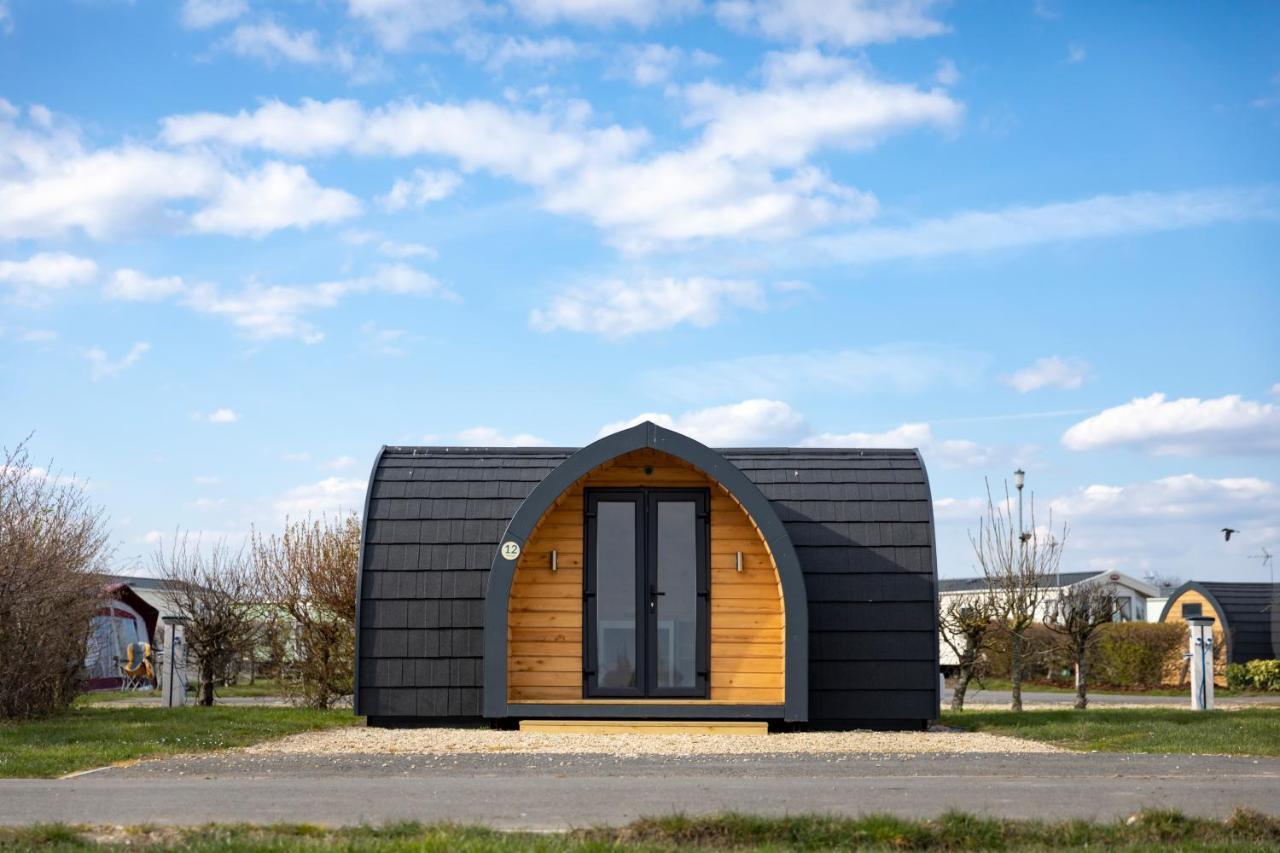 Camping Pods, Dovercourt Holiday Park Hotel Харуич Екстериор снимка