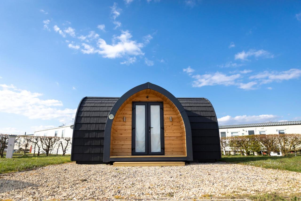 Camping Pods, Dovercourt Holiday Park Hotel Харуич Екстериор снимка