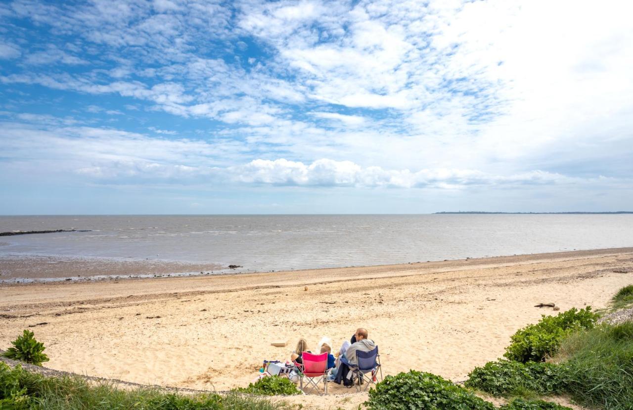 Camping Pods, Dovercourt Holiday Park Hotel Харуич Екстериор снимка