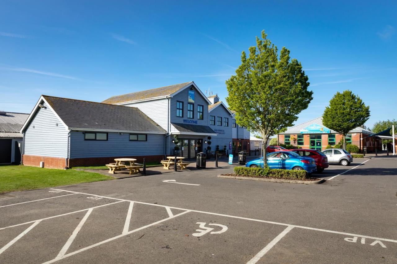 Camping Pods, Dovercourt Holiday Park Hotel Харуич Екстериор снимка