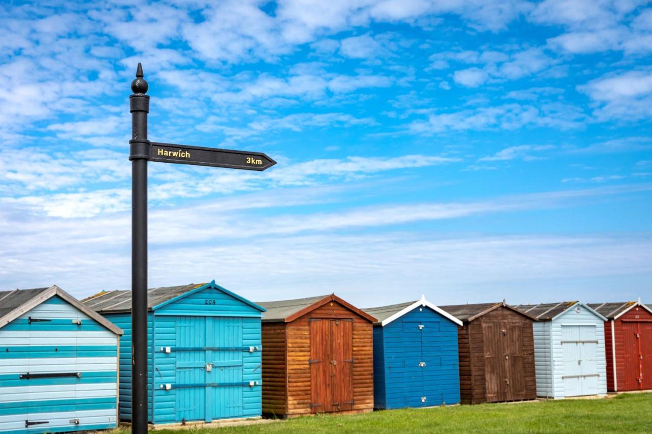 Camping Pods, Dovercourt Holiday Park Hotel Харуич Екстериор снимка